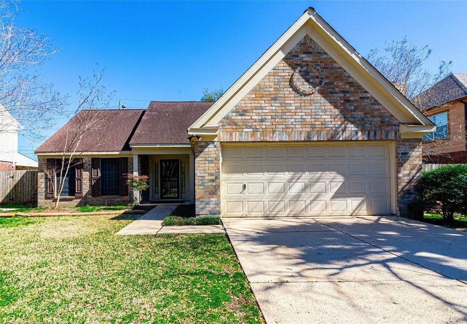 3905 Spring Circle Dr E, Pearland, TX 77584 - photo 1