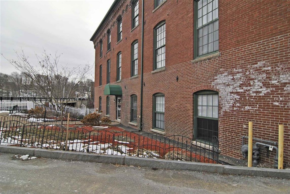 Emerson Mills unit M4, Pembroke, NH 03275 - photo 1