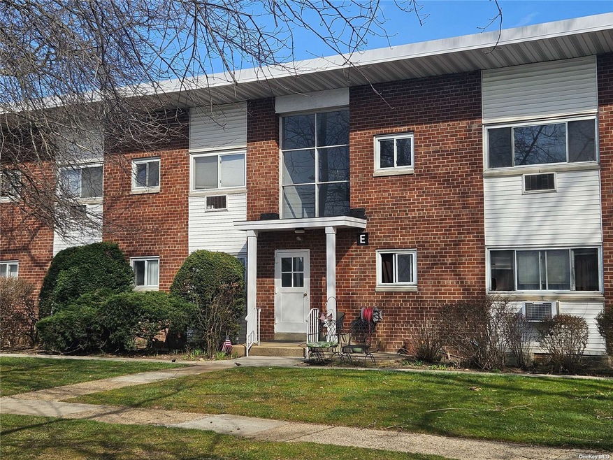 125 Hempstead Gardens Dr unit E2D, West Hempstead, NY 11552 - photo 1