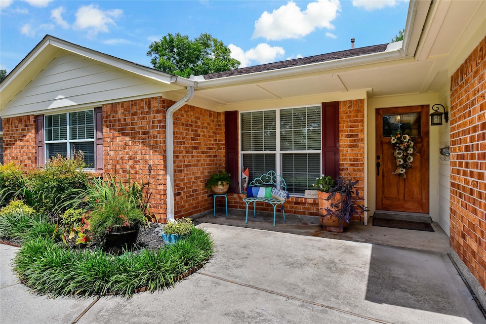 1814 Alta Vista Dr, Alvin, TX 77511 - photo 1