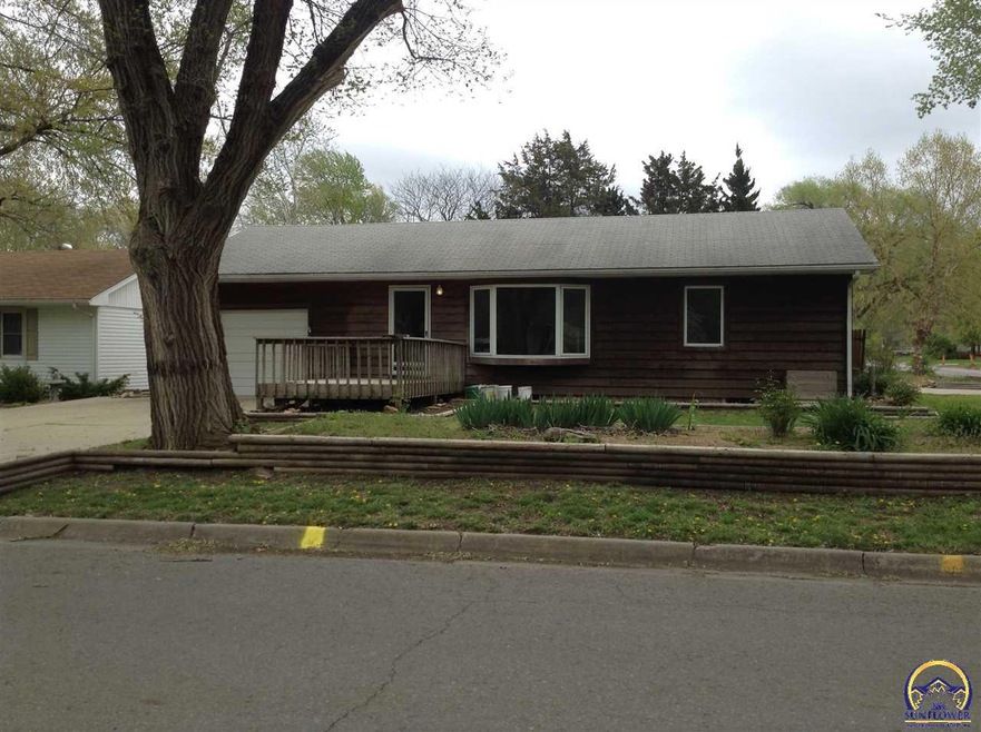 1640 SW Burnett Rd, Topeka, KS 66604 - photo 1