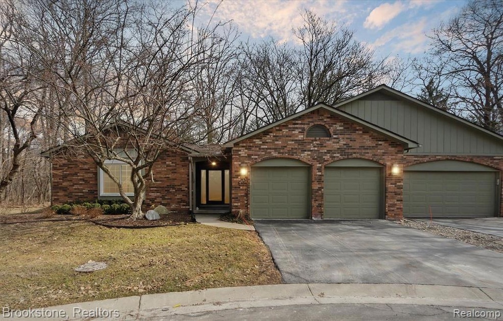 4065 Justin Ct, Bloomfield Hills, MI 48302 - photo 1