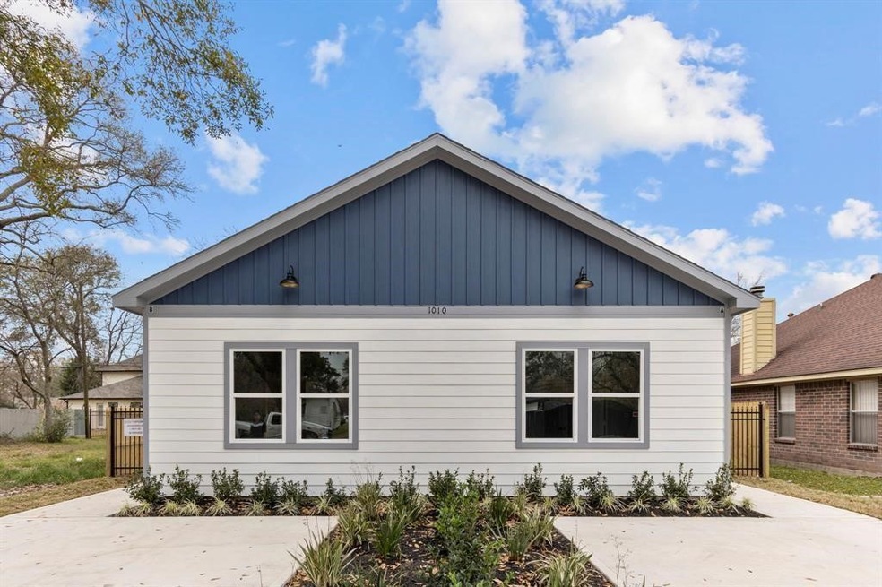 934 Ellington St, Houston, TX 77088 - photo 1