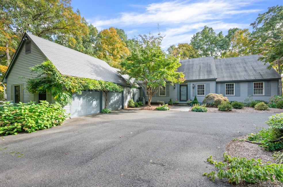 122 Crest Rd, Middlebury, CT 06762 - photo 1