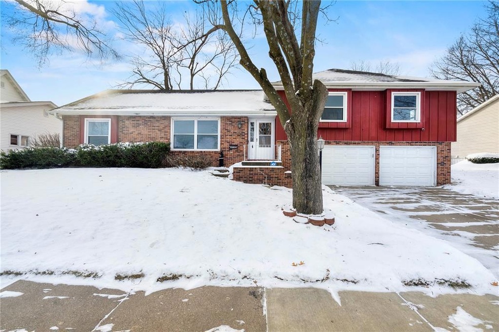 3733 2nd Ave SW, Cedar Rapids, IA 52404 - photo 1