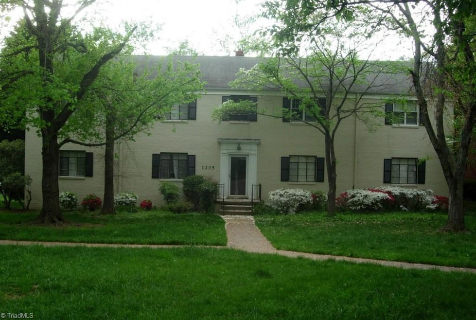 Wonderful location at Hillcrest Manor.  Great location to dining shopping - walk, ride your bike to Uptowne High Point.