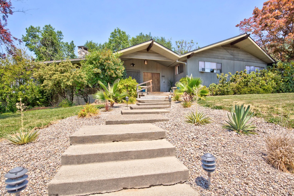 1090 NE Savage St, Grants Pass, OR 97526 - photo 1