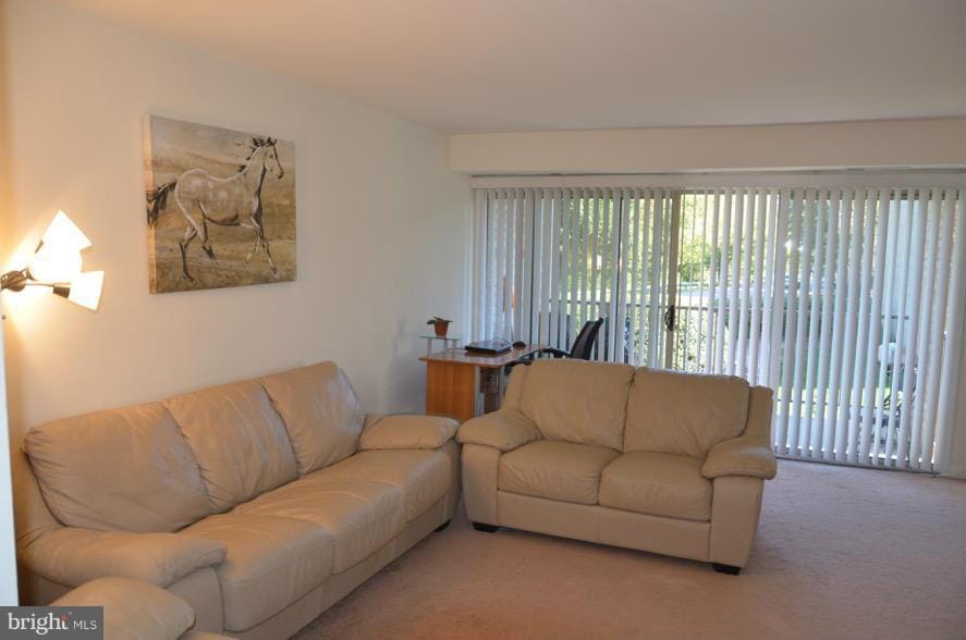 39 Canterbury Square unit 202, Alexandria, VA 22304 - photo 1