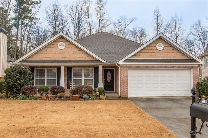 Large RANCH home in Wildcat Cliffs. Front porch wi