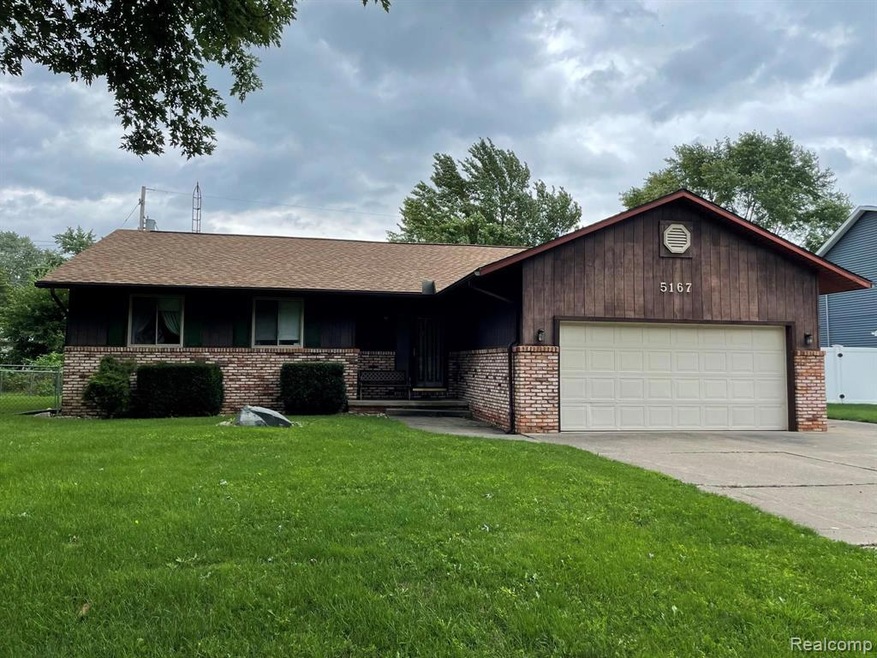 5167 Birchcrest Dr, Swartz Creek, MI 48473 - photo 1