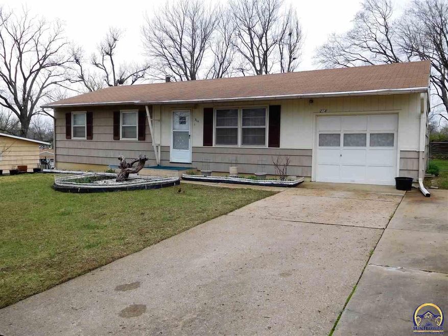214 SW 40th Terrace, Topeka, KS 66609 - photo 1