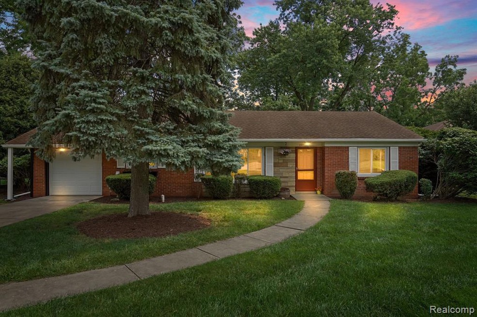 2275 Lancaster Rd, Bloomfield Hills, MI 48302 - photo 1