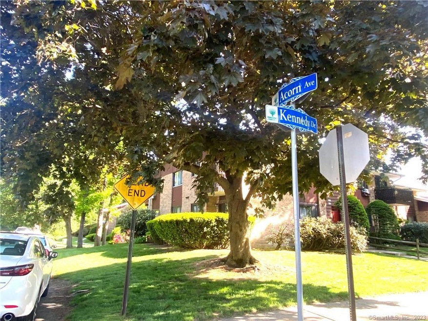 Acorn Ave. Quiet Dead end street in complex. Lovel