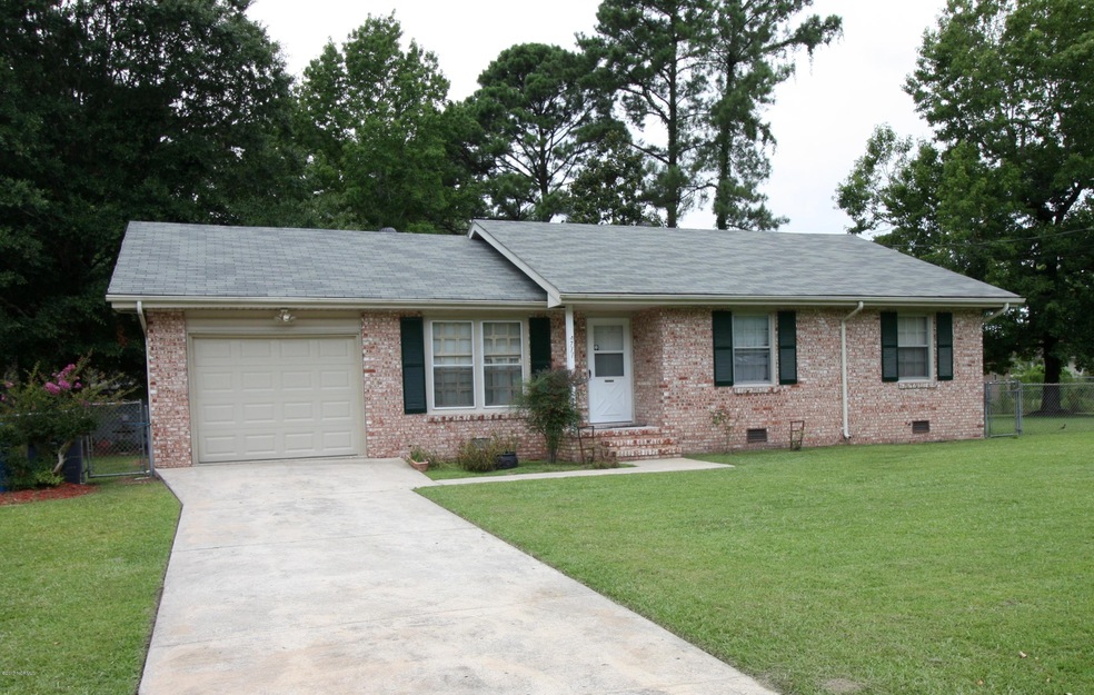 711 Dennis Ct, Jacksonville, NC 28546 - photo 1