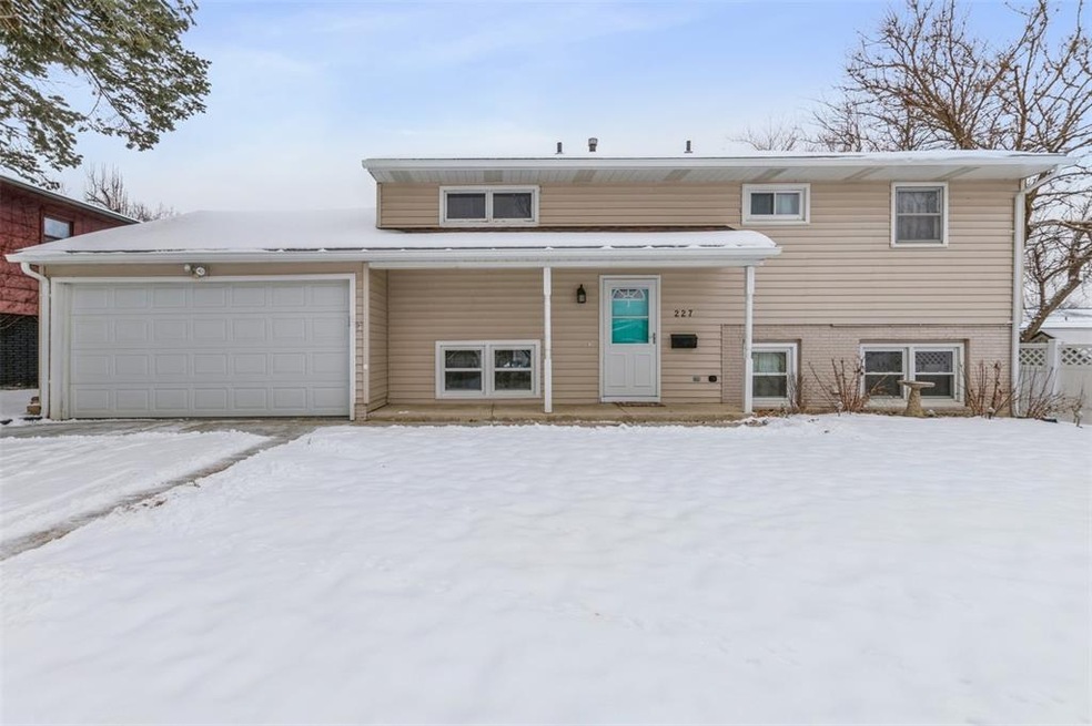 227 Auburn Dr SW, Cedar Rapids, IA 52404 - photo 1