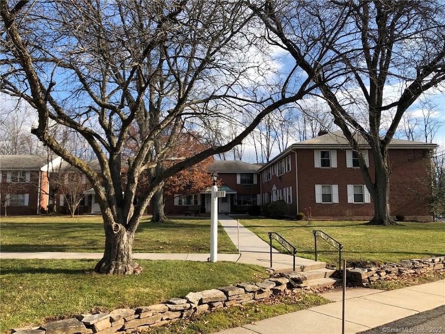 91 Shadow Ln unit B2, West Hartford, CT 06110 - photo 1