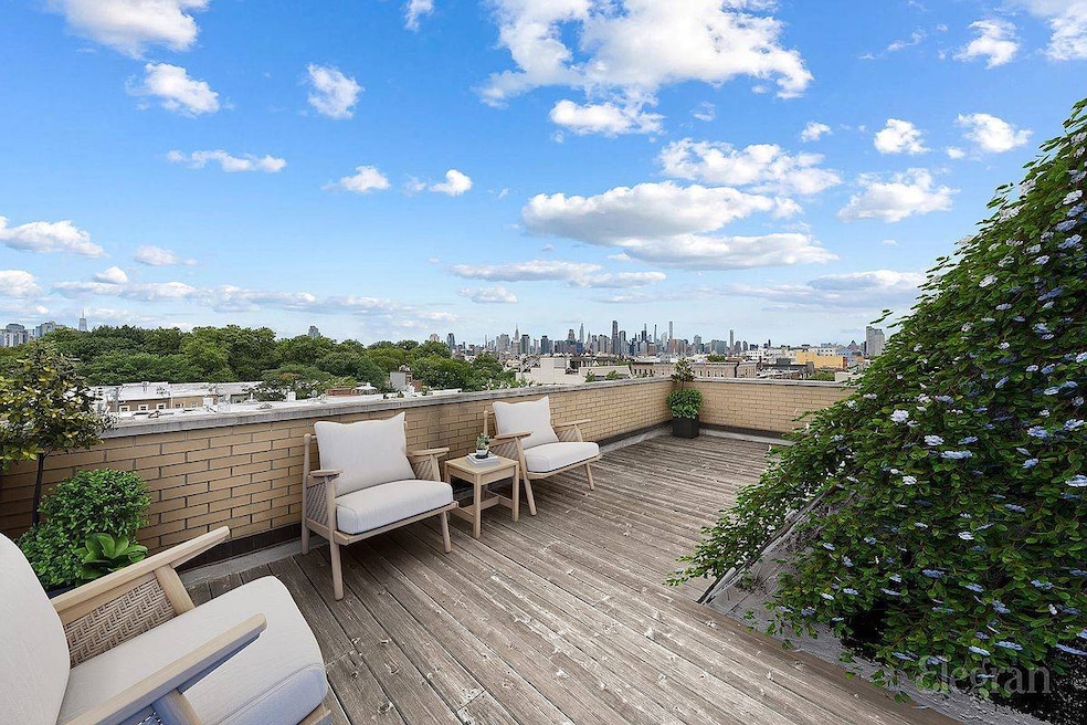 Pending $1,250,000 • Co-Listing Agent
