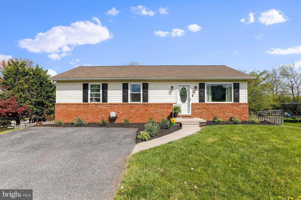 32 Constitution Ct Unit 37, Littlestown, PA 17340