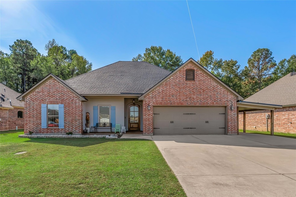 View of front of house featuring a front yard, a g