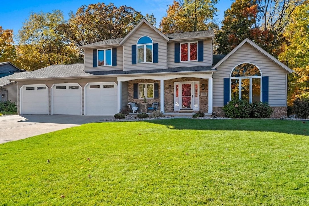 1000 Rolling Green Dr, Green Bay, WI 54313 - photo 1