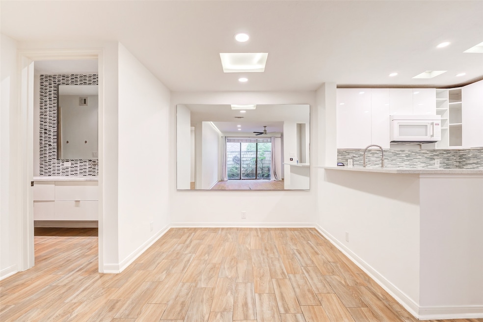 2829 Timmons Ln unit 167, Houston, TX 77027 - photo 1