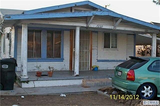 Front hose one bed room one full bath.