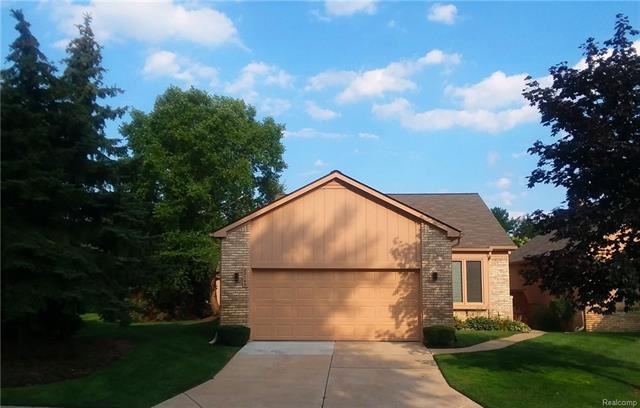 Nice ranch condominium nestled within River Pines.