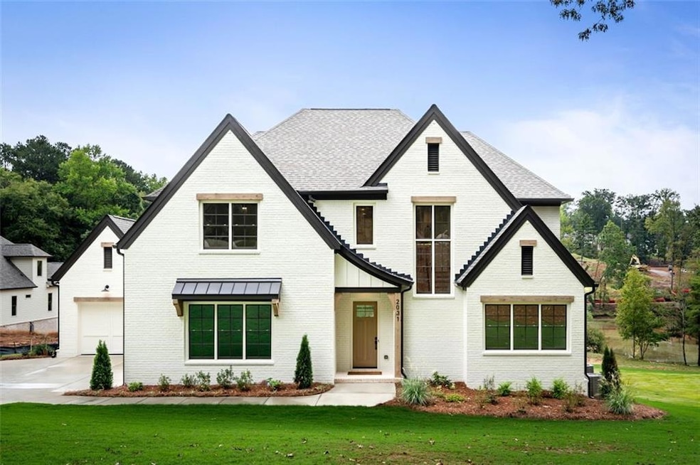 Modern farmhouse with a front yard