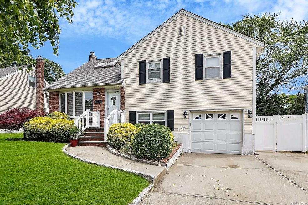 17 Spencer Dr, Bethpage, NY 11714 - photo 1