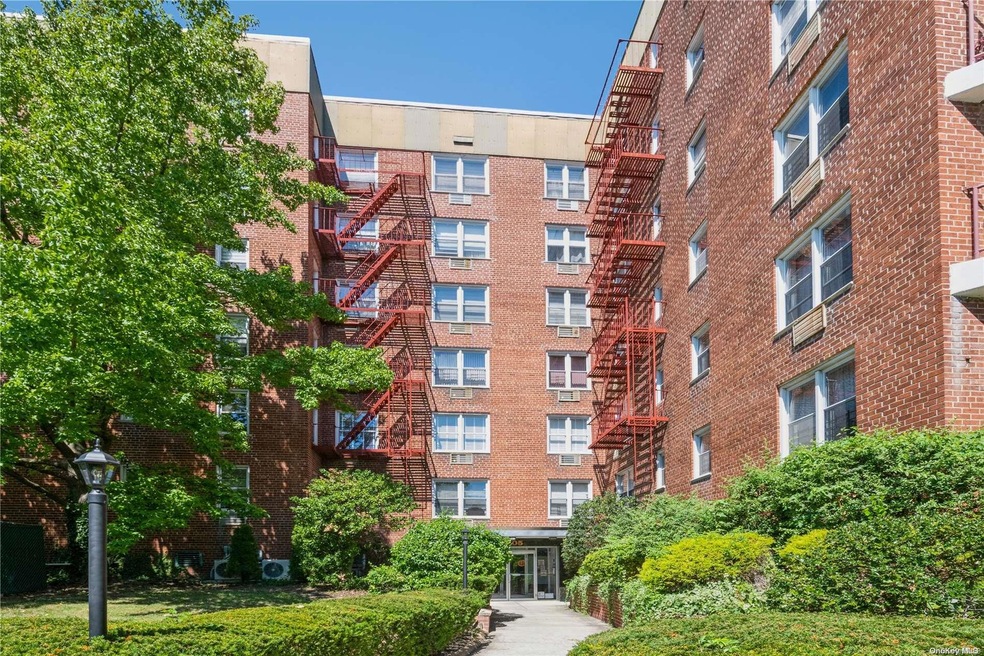 151-05 Cross Island Pkwy unit 2G, Whitestone, NY 11357 - photo 1