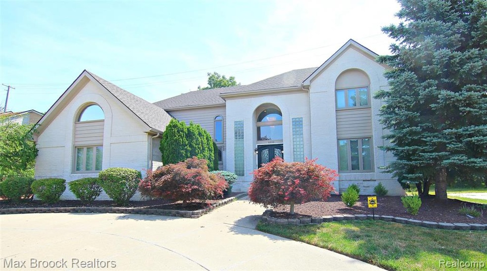 Royal Pointe Dr Front.jpg