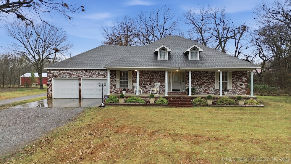 1101 N Navajo St, Chouteau, OK 74337 - photo 1