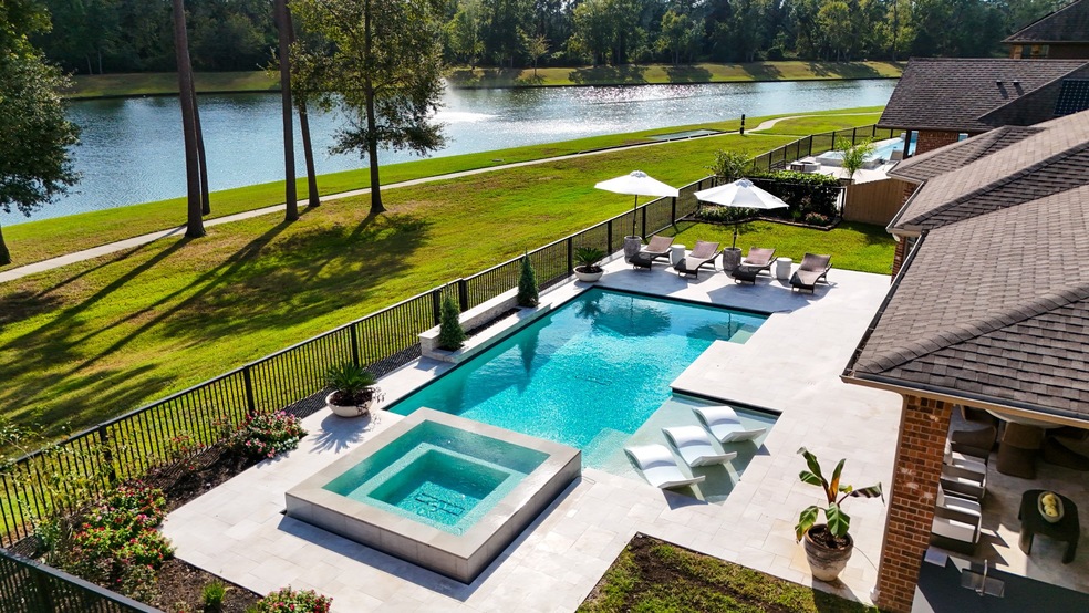 Enjoy SPECTACULAR views of the lake from your beau