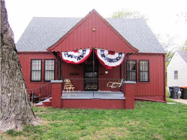 Front of charming home with great covered front po