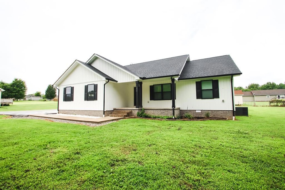 191 Rustling Oaks Dr, Sparta, TN 38583 - photo 1