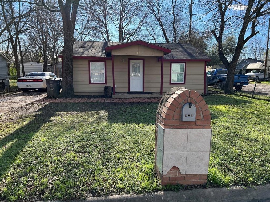 515 W Lone Star Ave, Cleburne, TX 76033 - photo 1