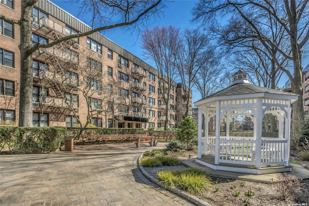 Birchwood Court unit 2M, Mineola, NY 11501 - photo 1