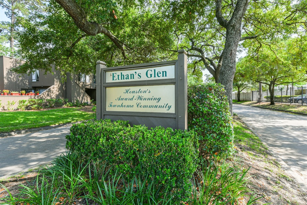 370 Litchfield Ln unit 11, Houston, TX 77024 - photo 1