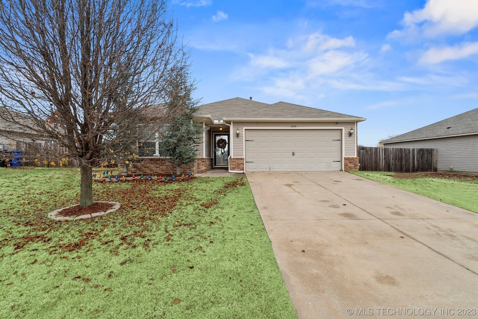 2804 W Fredericksburg St, Broken Arrow, OK 74011 - photo 1