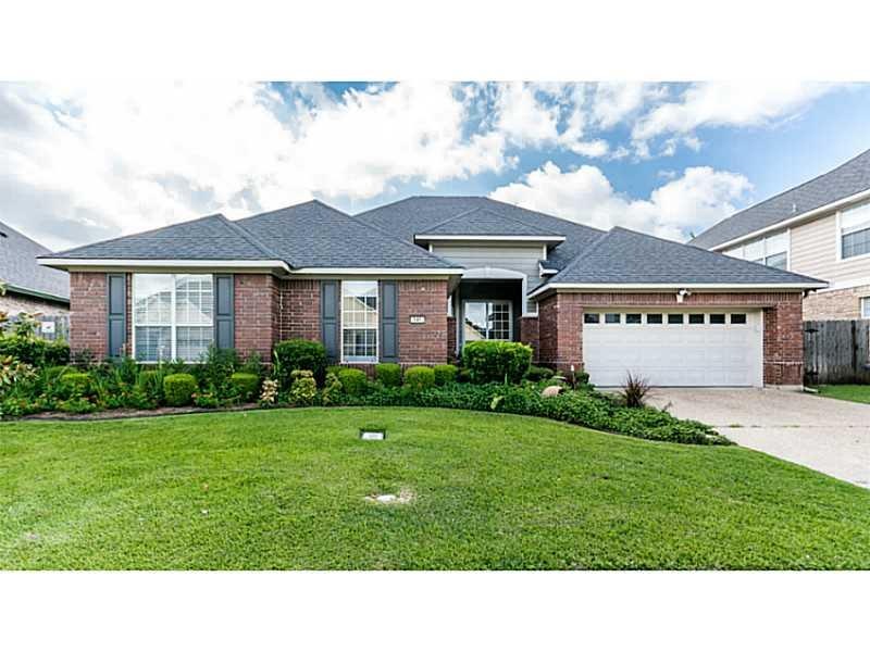 Facade/Exterior Front. Great curb appeal with beau