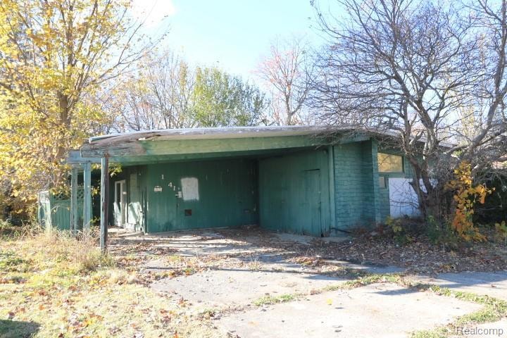 1741 Carmanbrook Pkwy, Flint, MI 48507 - photo 1
