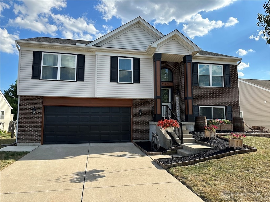 909 Regency Ct, Trenton, OH 45067 - photo 1