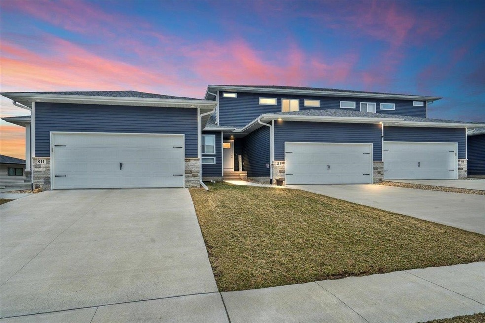 813 Grindstone Cir, Waterloo, IA 50702 - photo 1