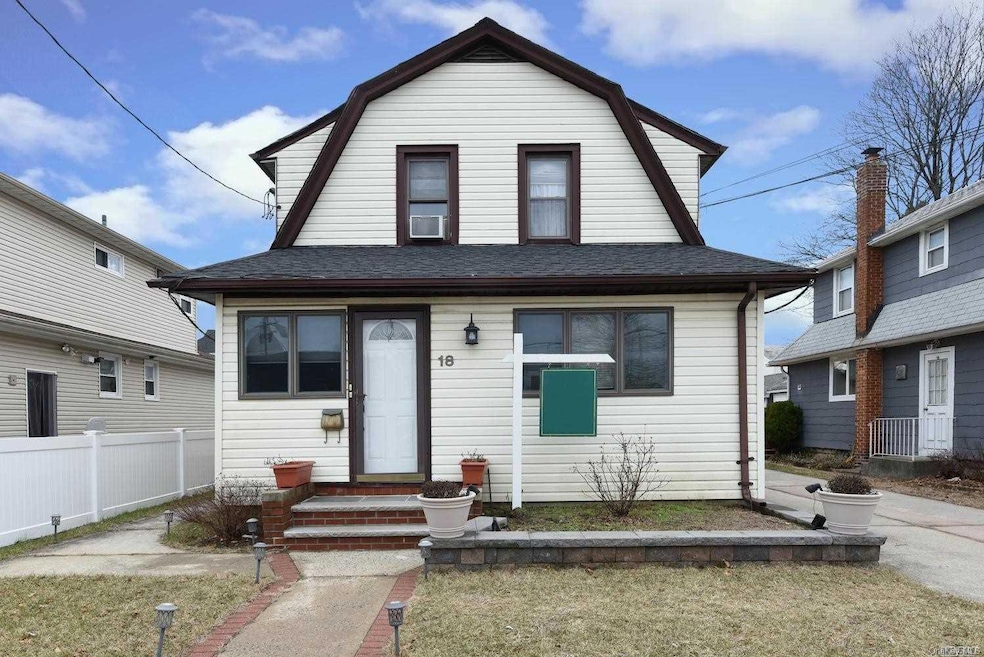 18 Exeter Ave, Lynbrook, NY 11563 - photo 1
