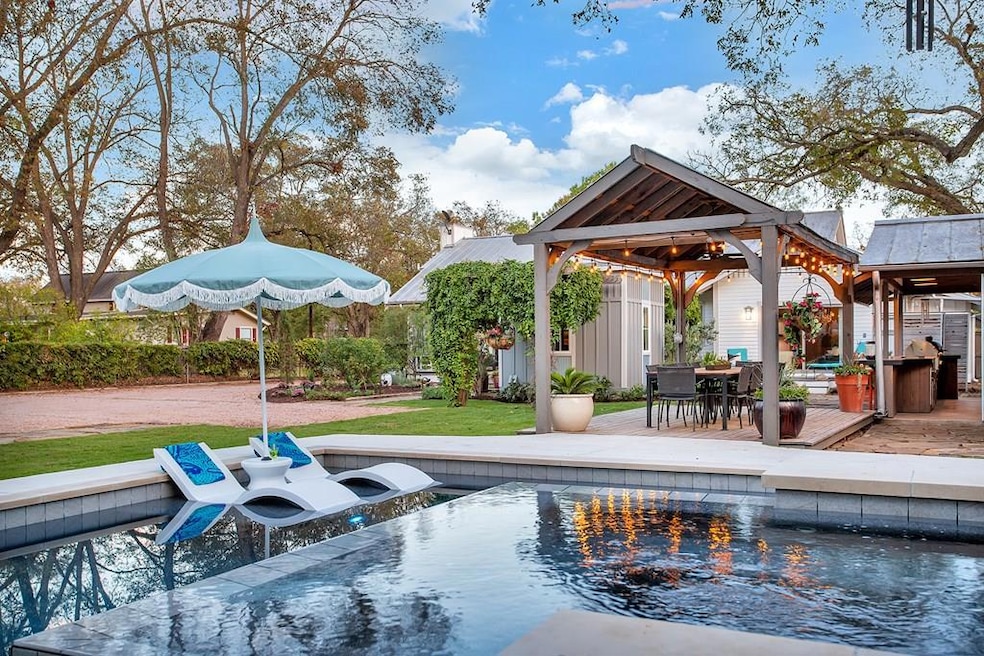 408 N Pecan St, Fredericksburg, TX 78624 - photo 1