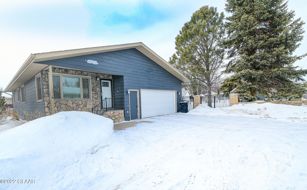 2217 Fallcreek Ct, Grand Forks, ND 58201 - photo 1