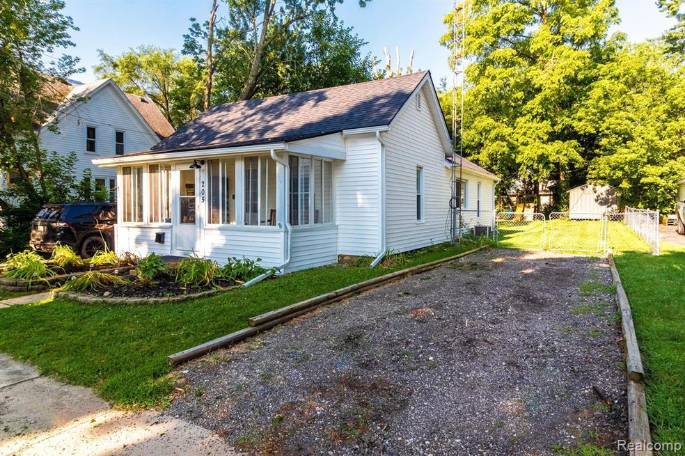 205 N Lapeer St, Davison, MI 48423 - photo 1