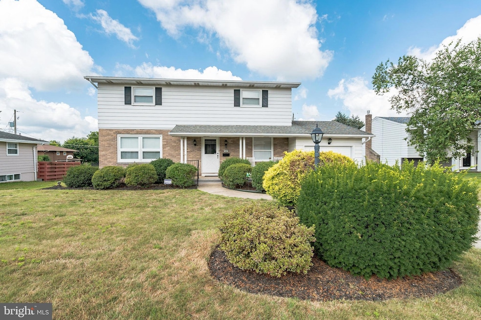 342 Candlewood Cir, Hazleton, PA 18201 - photo 1