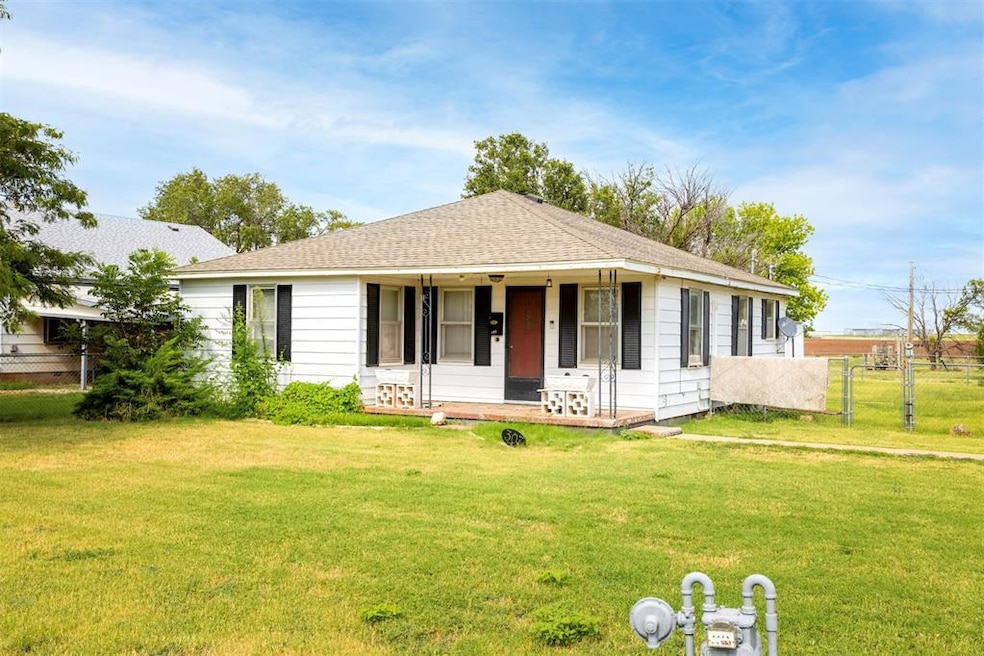 307 N SyMcOx St, Cordell, OK 73632 - photo 1