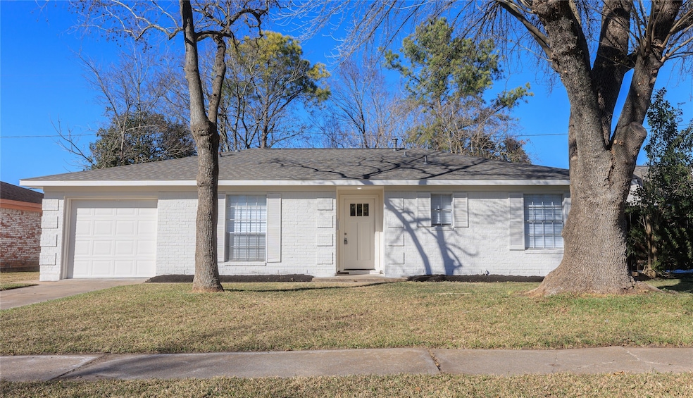 1106 Twin Falls Rd, Houston, TX 77088 - photo 1